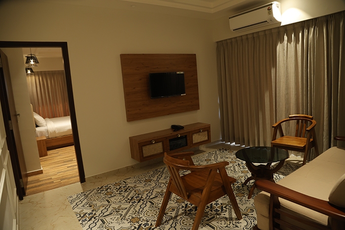  Suite with Sea View Balcony & Bathtub and Living Room